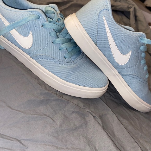 Nike shoes - Picture 2 of 2